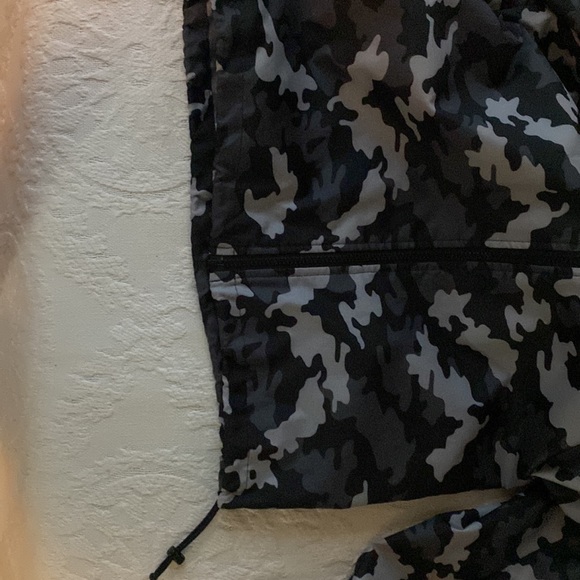 Gray Nike rain jacket, with large pockets inside and outside. Breathable back. - Picture 5 of 6